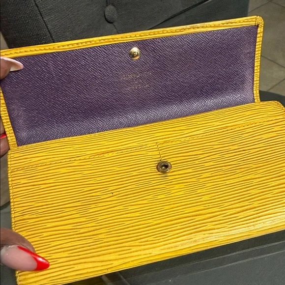 Louis Vuitton Yellow Wallet Will Come With Unbranded Chain - Picture 5 of 7